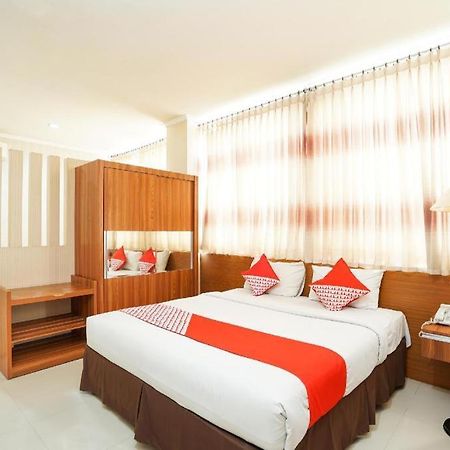Oyo 235 Maumu Hotel & Lounge Сурабая Екстериор снимка