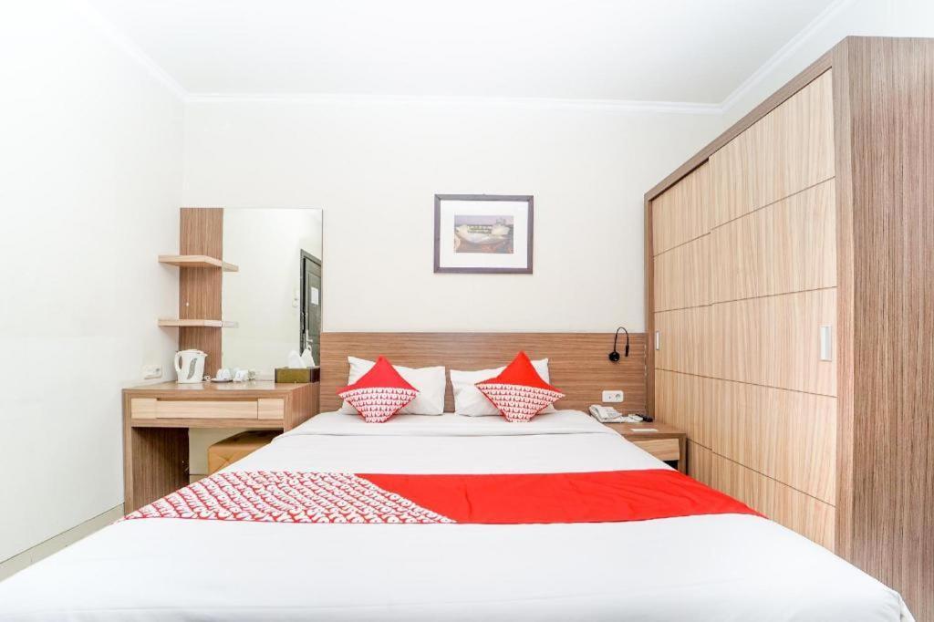 Oyo 235 Maumu Hotel & Lounge Сурабая Екстериор снимка