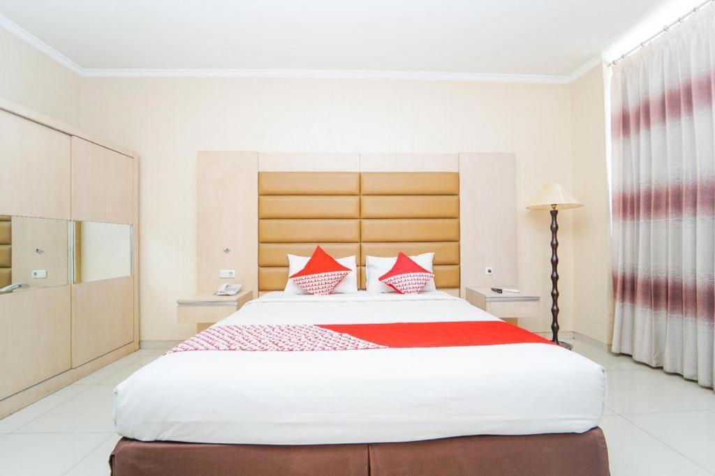 Oyo 235 Maumu Hotel & Lounge Сурабая Екстериор снимка