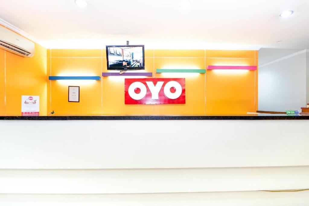 Oyo 235 Maumu Hotel & Lounge Сурабая Екстериор снимка