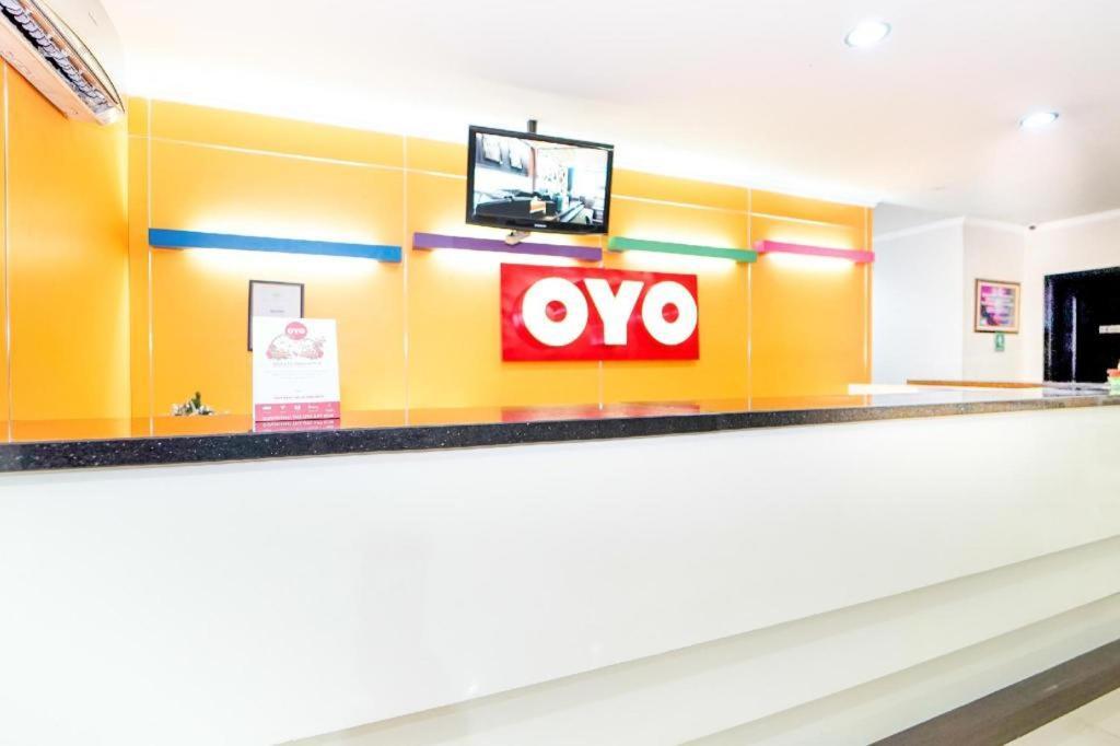 Oyo 235 Maumu Hotel & Lounge Сурабая Екстериор снимка
