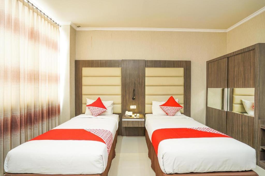 Oyo 235 Maumu Hotel & Lounge Сурабая Екстериор снимка