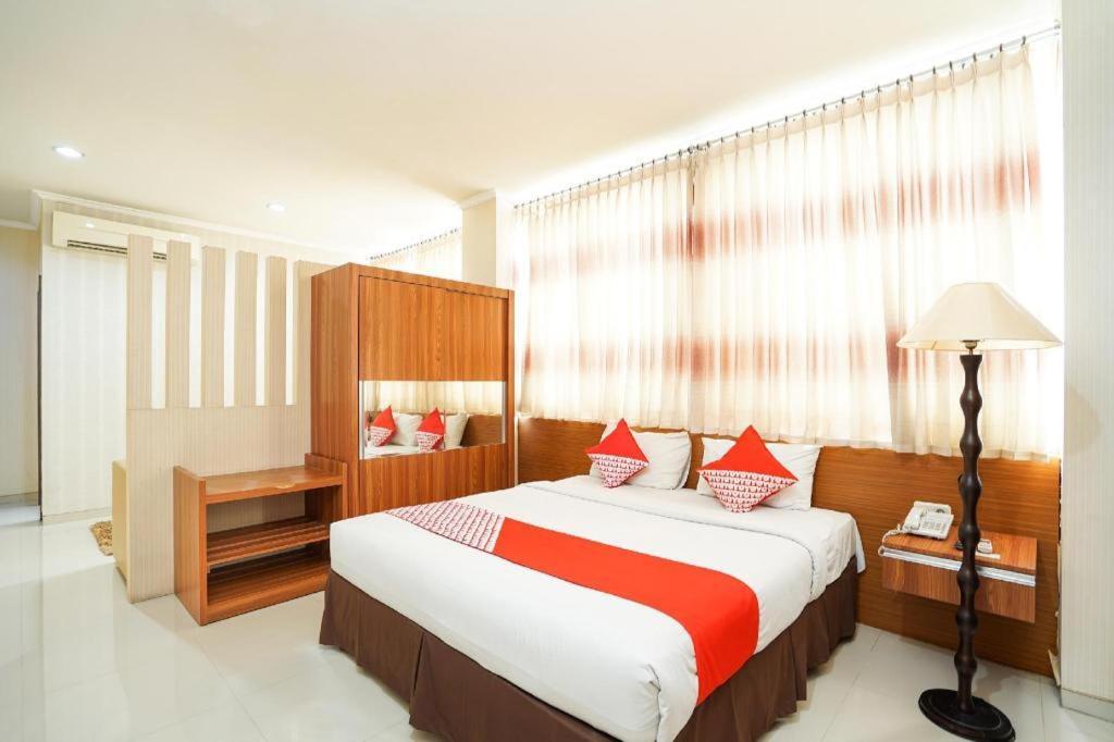 Oyo 235 Maumu Hotel & Lounge Сурабая Екстериор снимка