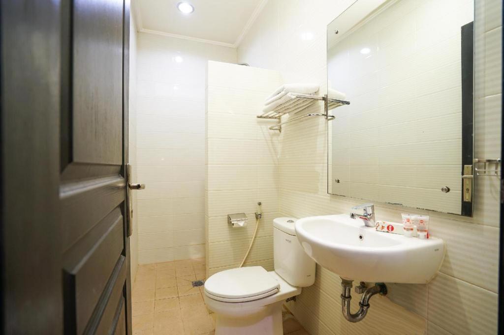 Oyo 235 Maumu Hotel & Lounge Сурабая Екстериор снимка