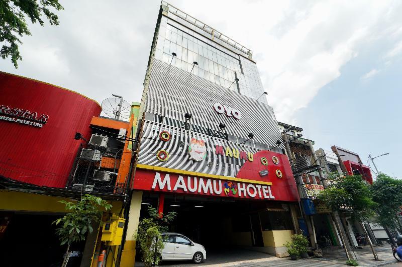 Oyo 235 Maumu Hotel & Lounge Сурабая Екстериор снимка