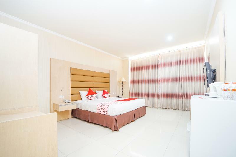Oyo 235 Maumu Hotel & Lounge Сурабая Екстериор снимка