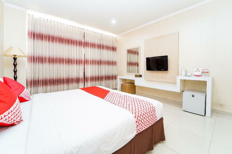 Oyo 235 Maumu Hotel & Lounge Сурабая Екстериор снимка