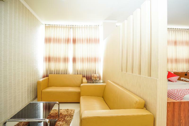 Oyo 235 Maumu Hotel & Lounge Сурабая Екстериор снимка
