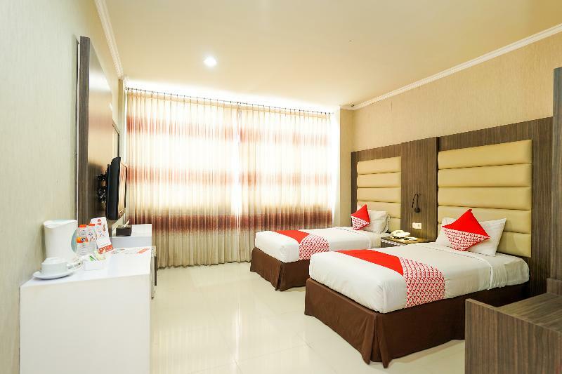 Oyo 235 Maumu Hotel & Lounge Сурабая Екстериор снимка