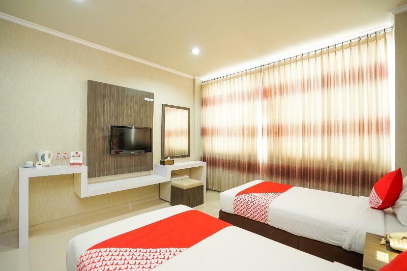 Oyo 235 Maumu Hotel & Lounge Сурабая Екстериор снимка