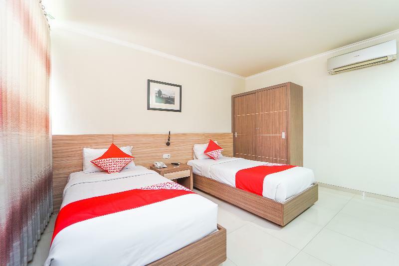 Oyo 235 Maumu Hotel & Lounge Сурабая Екстериор снимка