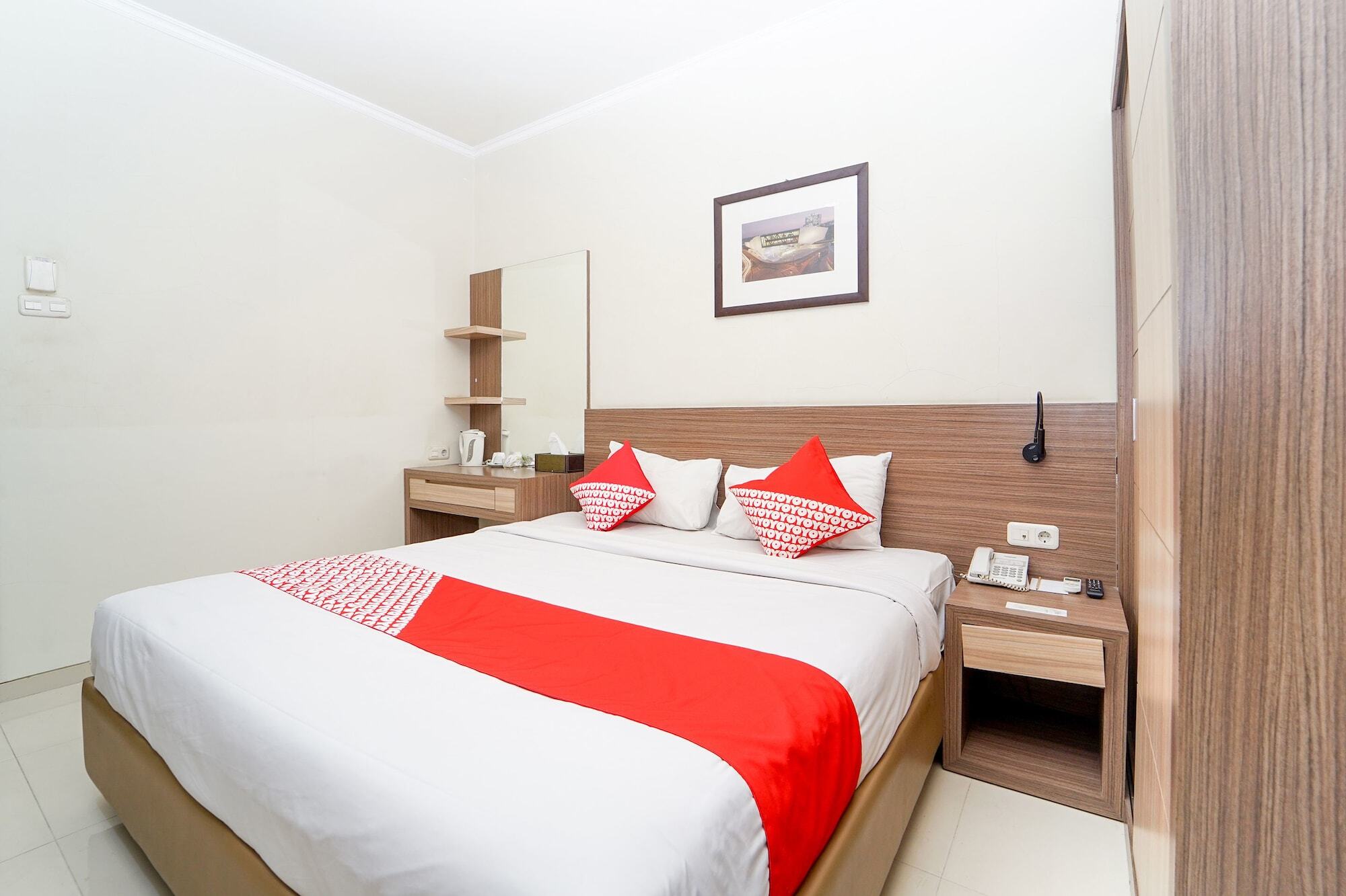Oyo 235 Maumu Hotel & Lounge Сурабая Екстериор снимка