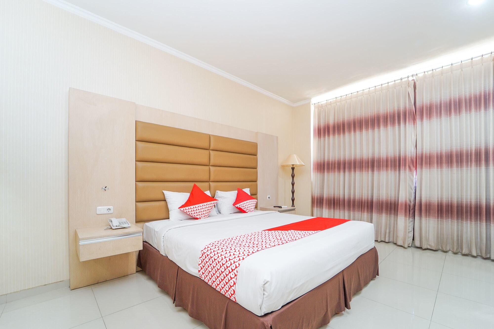 Oyo 235 Maumu Hotel & Lounge Сурабая Екстериор снимка
